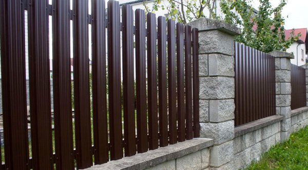 Крышки на забор — надежная защита