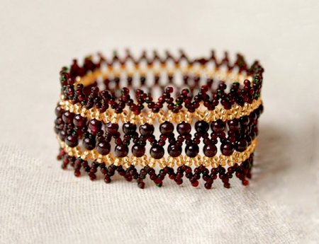 Схема плетения из бисера браслета  «Garnet Crown» в фото
