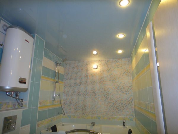 Достоинства правильного потолка в ванной комнате