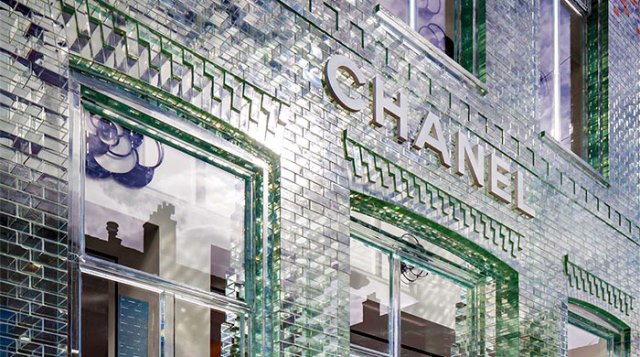 Фасад из стеклянного кирпича – модное обновление бутика Chanel в Амстердаме