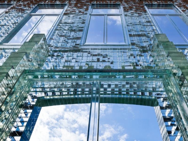 Фасад из стеклянного кирпича – модное обновление бутика Chanel в Амстердаме