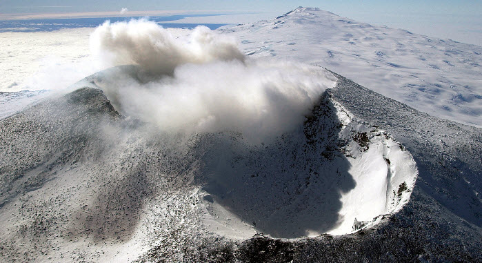 Антарктический вулкан Эребус: лёд и пламя