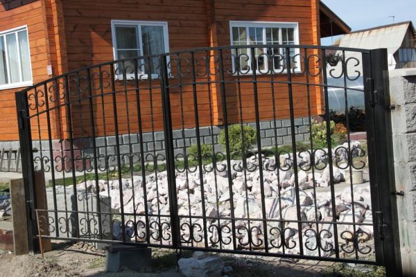 Распашные ворота для жилых домов
