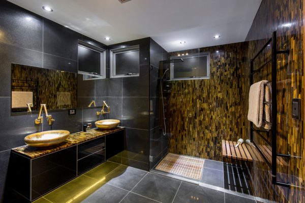 Сочетание черного и золотого цвета в ванной