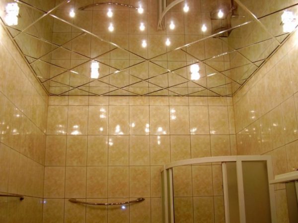 Достоинства правильного потолка в ванной комнате