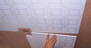 Как клеить потолочную плитку