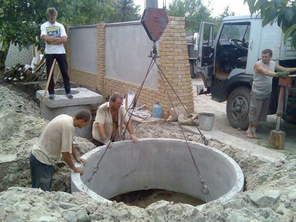 ustanovka betonnyh kolets pri pomoschi krana